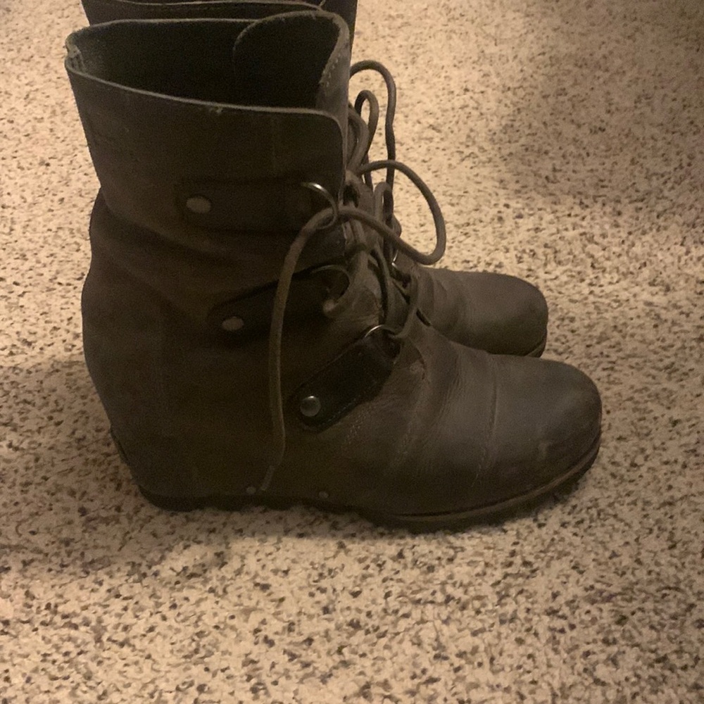 Sorel Womens laced up boots, sz 8.5
